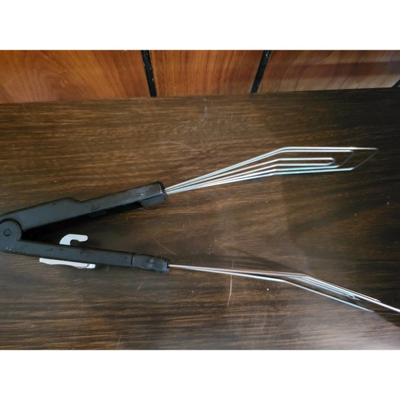 Black Handle Flipper/Tongs for Fish, Deep Frying - Locks - Picture 7 of 9